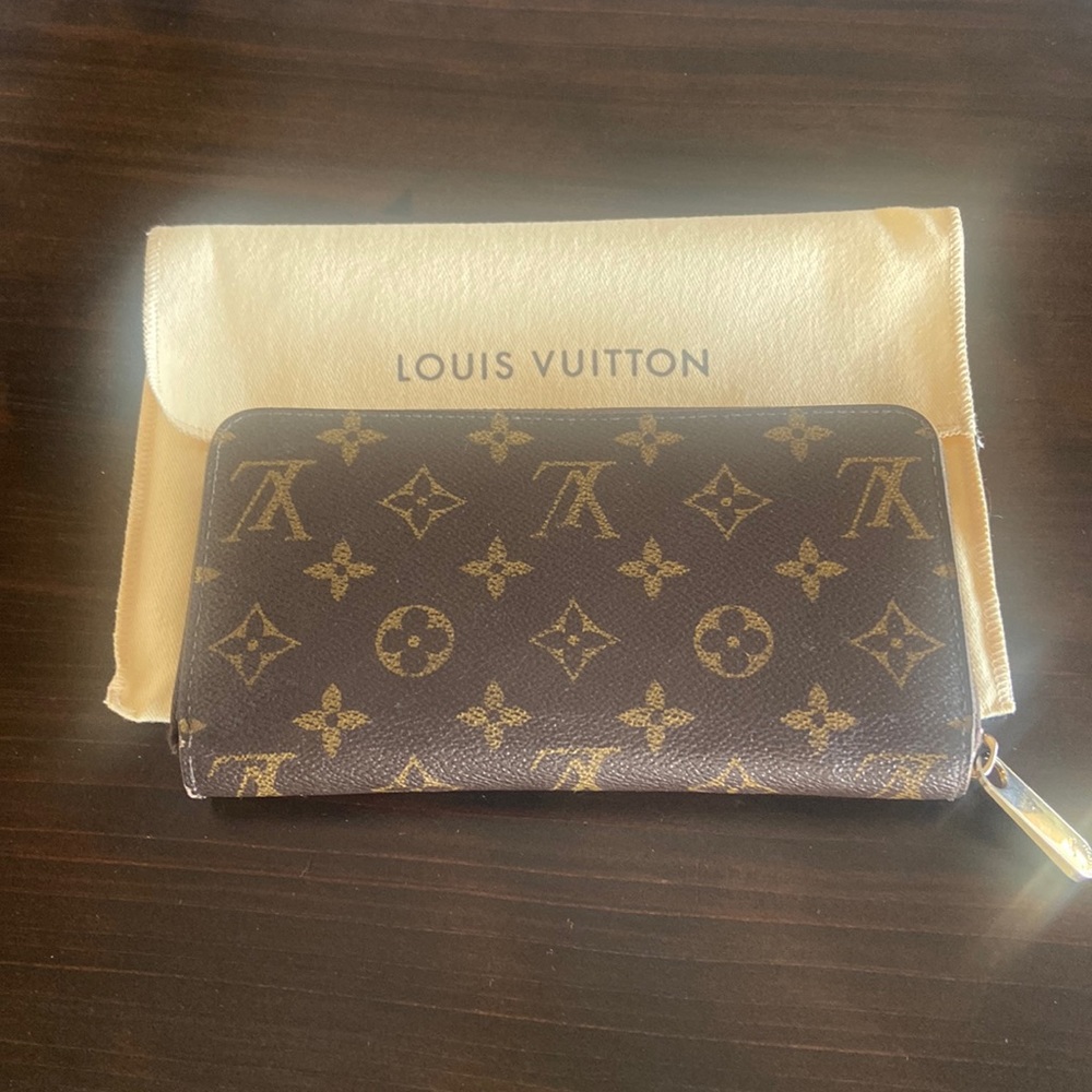 Excellent Condition Louis Vuitton Zippy Wallet